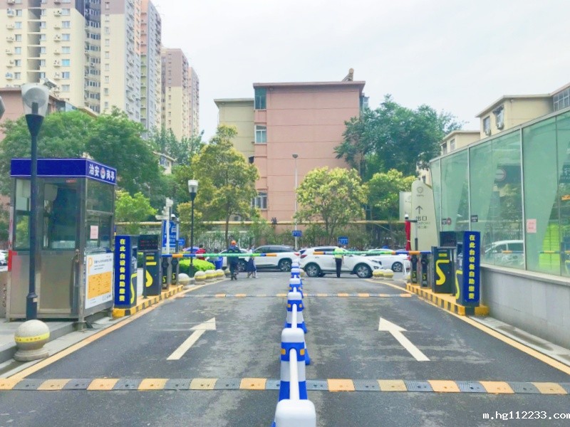 河南郑州瀚海璞丽中心停车场收费管理系统及设备案例