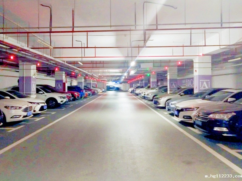 广东东莞华为松山湖基地停车场车位引导系统及设备案例