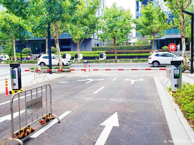 上海瀚森制药集团免取卡停车场道闸系统及设备案例