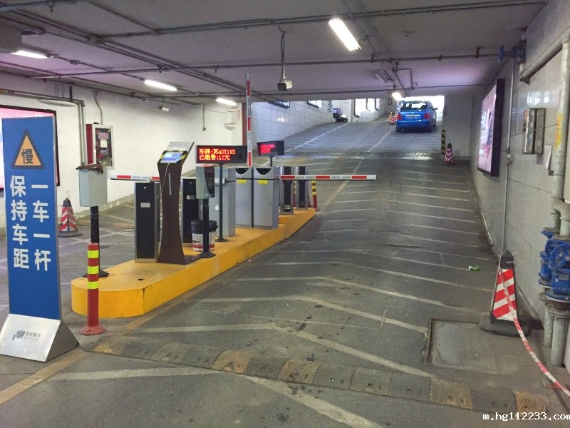 江苏南京德基广场停车场收费管理系统及设备案例