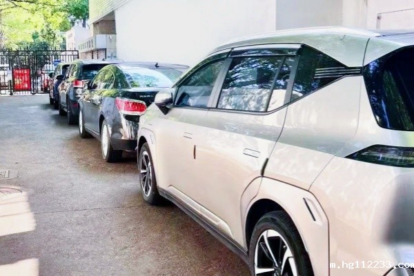 党建引领聚合力，普陀甘泉路街道巧解小区通道停车难题