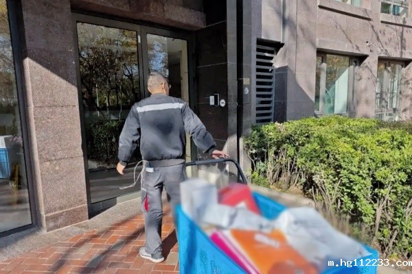 小区门禁升级后快递小哥遇阻，北京一社区推“刷脸通行”破局